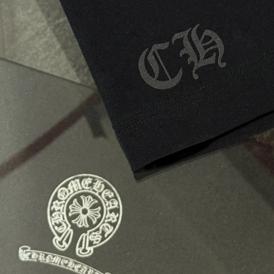 P180 Chrome Hearts Chrome Hearts 25 high version. The fabric is made of 300 grams of high-density pure cotton. It does not deform or shrink. It has three labels. It is the same style for men and women. Technology: suede foam printing. Color: white black. SIZE: S-XL.